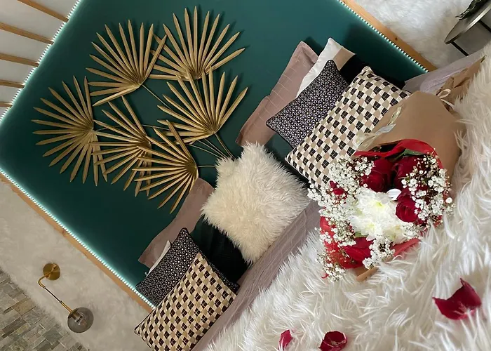 Romantique Le Temps D'un Instant Loveroom Hammam Jacuzzi Piscine Bed & Breakfast